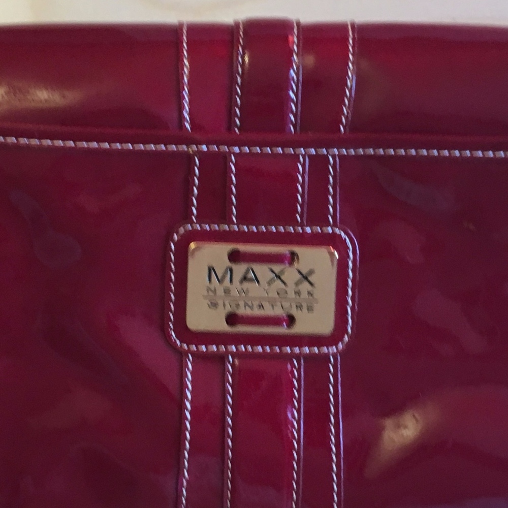 Maxi New York Signature Red Clutch Women's Purse - Picture 7 of 8